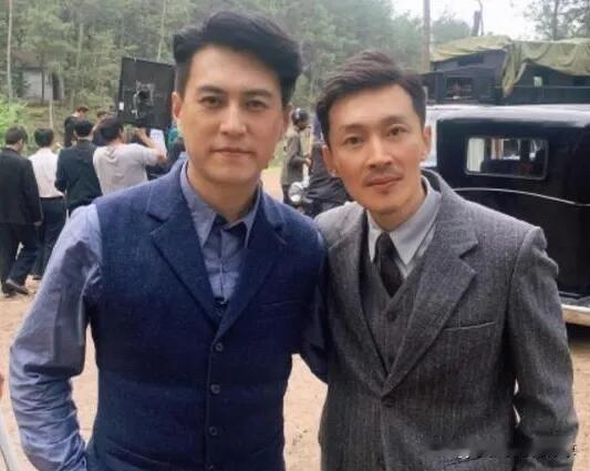 其实靳东只是长了帅些，颜值比旁边男的高，不过他的演技平平。右边这一位很多人看过他