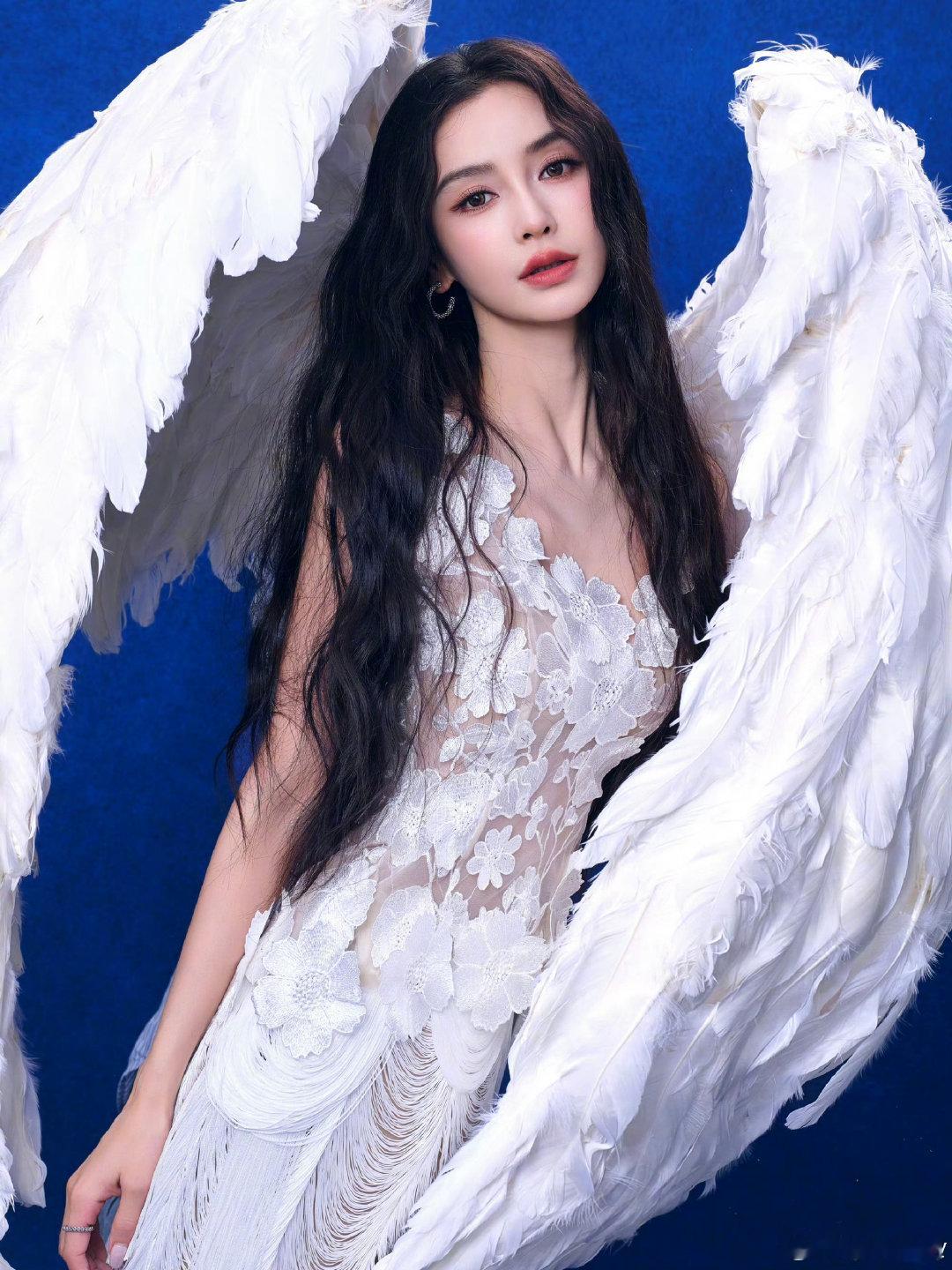 #Angelababy经常接小海绵放学#🈶网友说Angelababy一周接三四次小海绵放学，又美又
