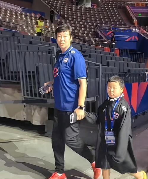 中国女排前队长冯坤带儿子亮相排球赛场，母子相似的容貌成焦点！儿子遗传了母亲的卷发