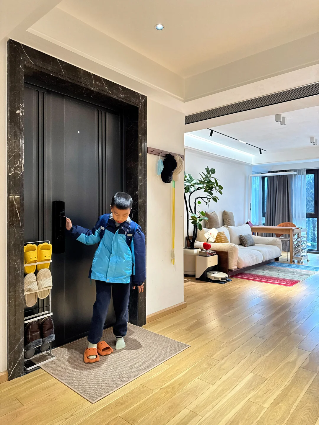 儿子偷偷告诉我，同学们都很羡慕他的家