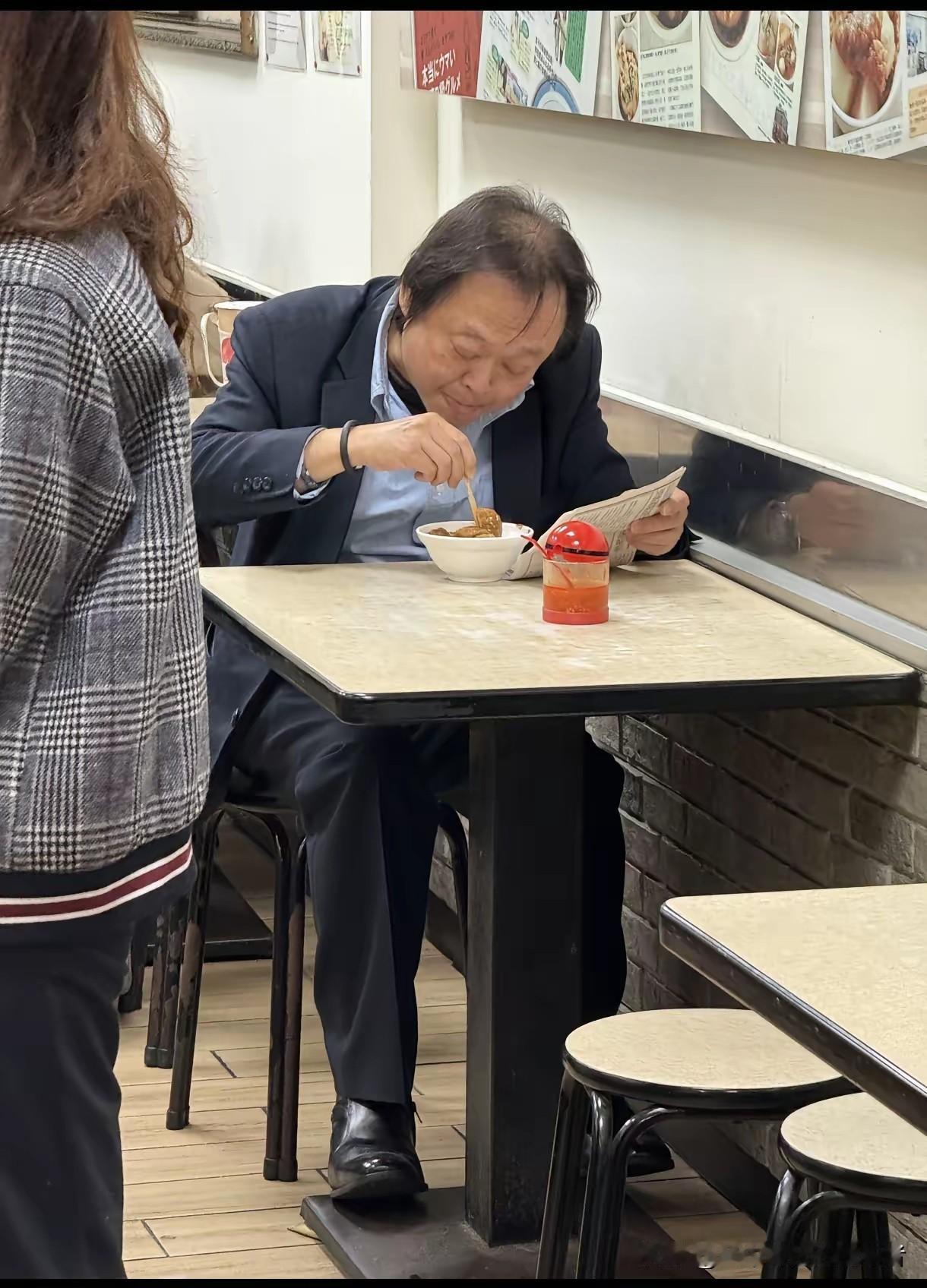 皮鞋亮得晃眼，头发却稀得透光，王世坚这造型凭啥能出圈？最近网上流出王世坚吃饭