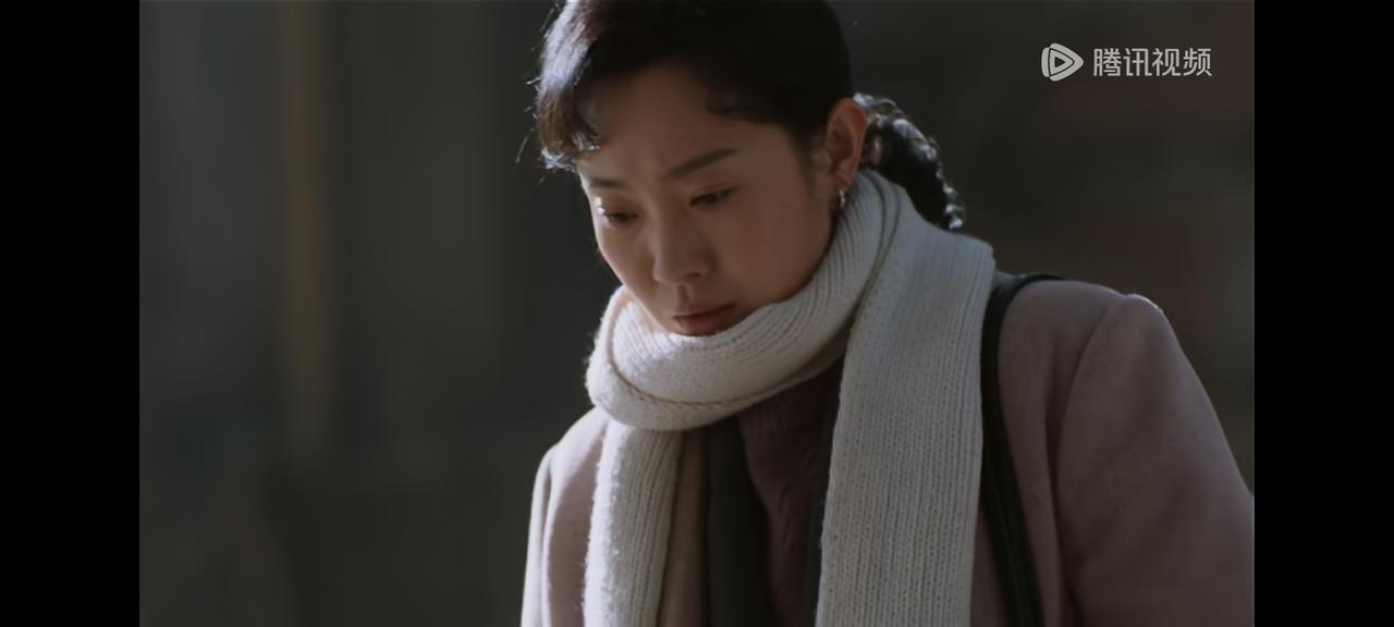 《老舅》直到季强突发血管瘤死了，才懂他疯了后，为何一直待在鼎庆楼附近。八十年