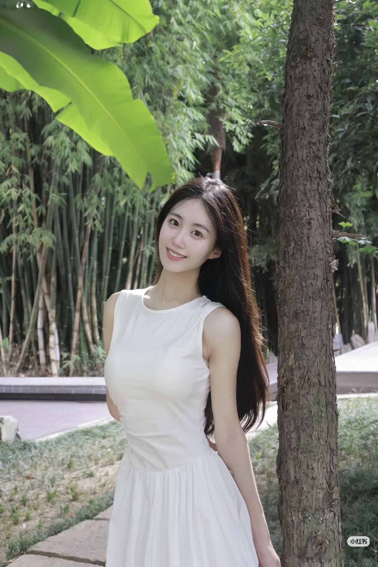 清新自然，白裙飘飘，竹林中的甜美少女