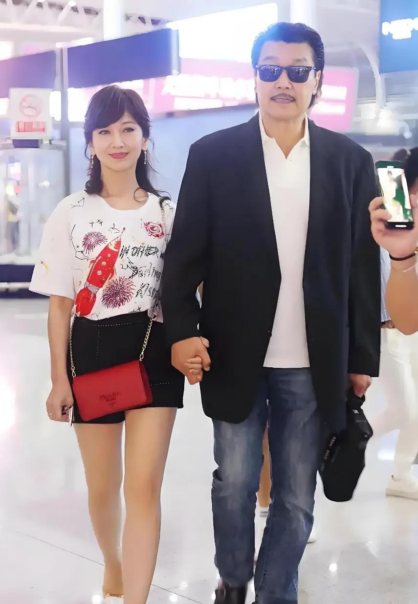 赵雅芝的前夫黄汉伟，如果看到这张照片，会不会心里特别不是滋味！赵雅芝和现任丈夫黄