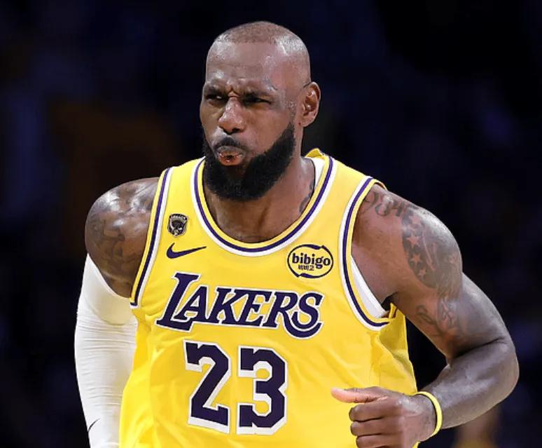 定海神针！雷迪克盛赞詹姆斯：“他展现出了卓越的领导力。”“表现堪称完美！