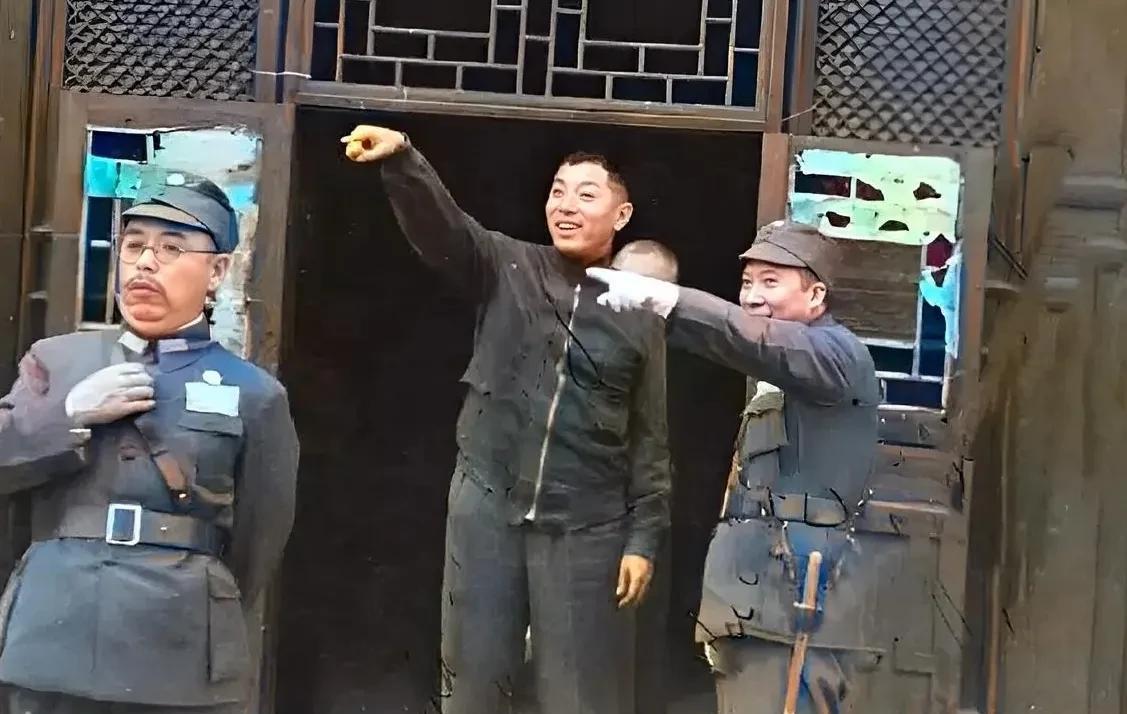 猛一看这张照片，你会以为这是在片场。你会以为中间这人是年轻的导演，在指导一部战争