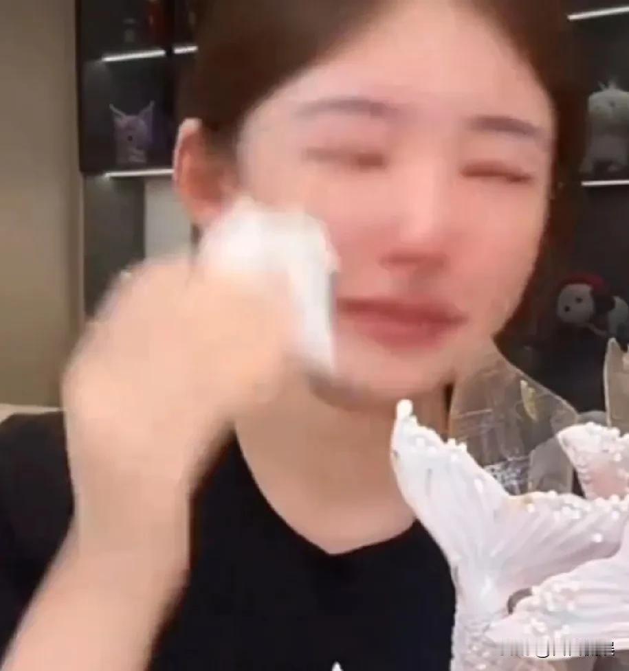 黄一鸣直播痛哭希望挣钱不那么辛苦，自己嗓子长拉结节了，而且也没办法让女儿闪闪在杭