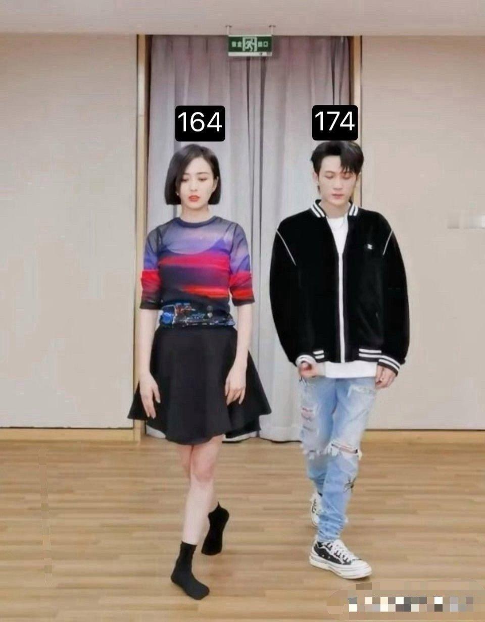 164和174的身高对比，女生甚至没穿鞋……