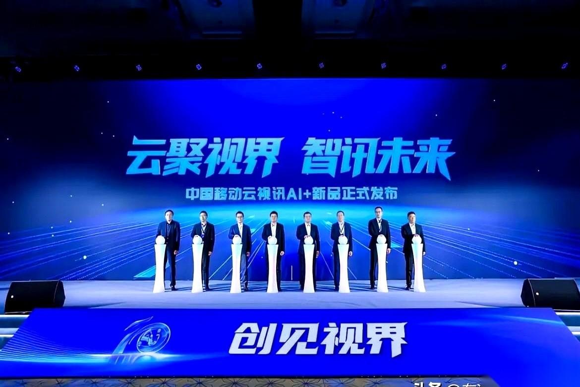 就那张医疗影像，医生可能要盯着看半天，一不留神就可能看走眼。AI呢？一眼就揪出