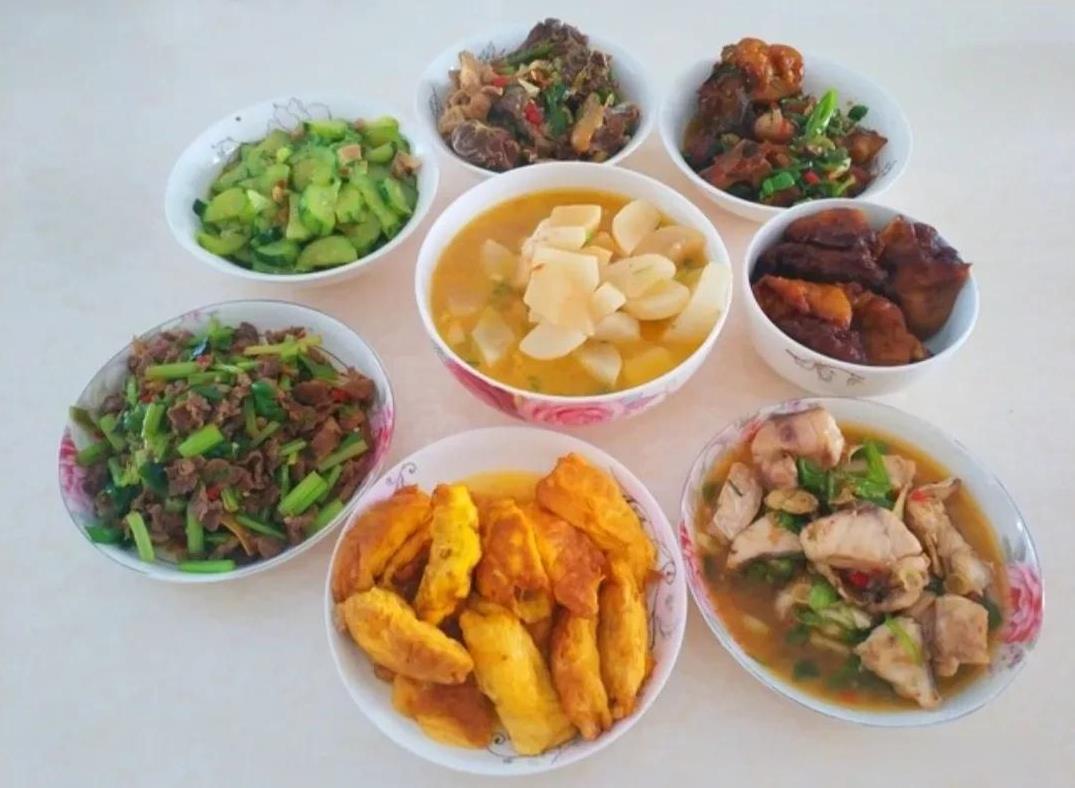 我闺蜜结婚16年，发现自己终究是个外人。她15岁就没妈了，结了婚就想把婆婆当亲妈