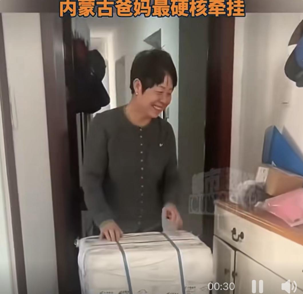 最近，北京的常女士在网上晒出了爸妈寄来的一个超大包裹。