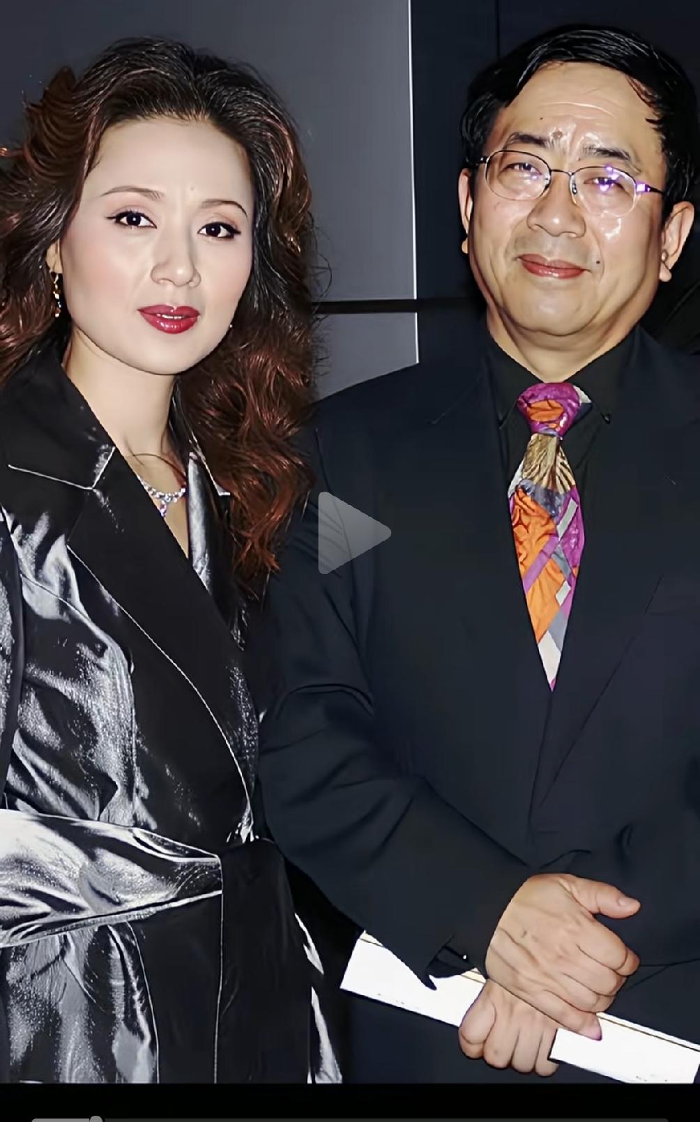 真正的才子配佳人。余秋雨得到一位名副其实年轻漂亮的美女，却摧毁、终止了她的表演天