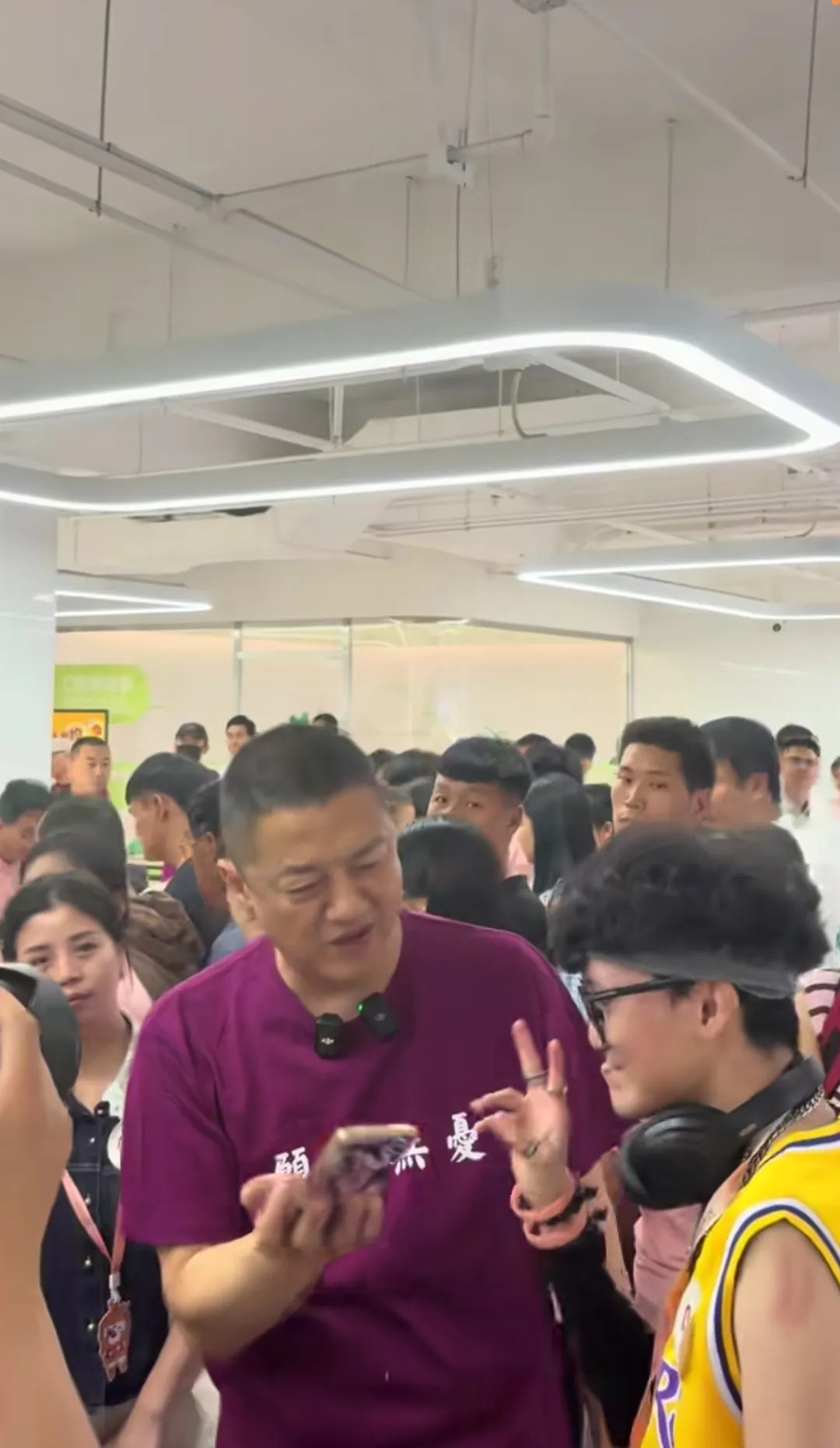 李亚鹏让合影的患者把美颜关了这位唇腭裂患者跟李亚鹏合影，李亚鹏看到他开了美颜，告