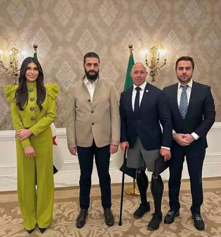 朱拉尼跟美国议员的合影，这个美国议员真不幸，去阿富汗炸掉了一双腿。朱拉尼旁边的