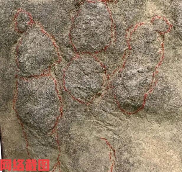 四川富顺有村民多年前挖到垫脚石。可他们万万没有想到，这块在他们眼里的普通石板