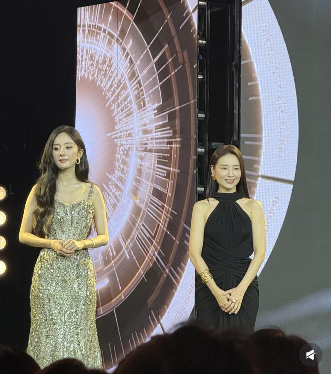 杨幂的美貌被高估了，本人没有网上夸的那么漂亮女神！跟董洁一起出席卡诗的活动，脸
