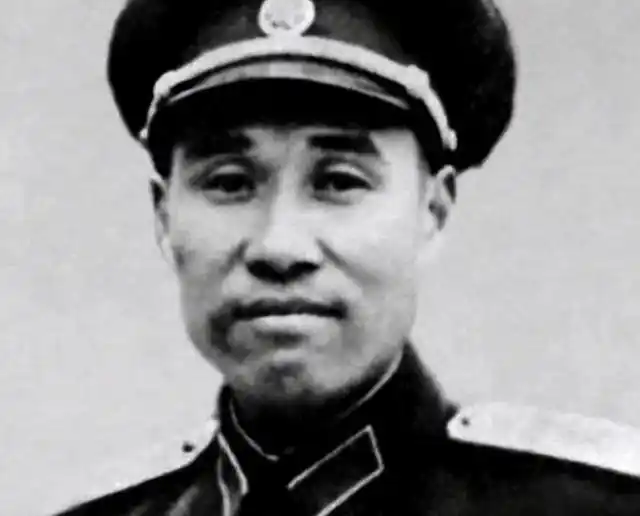1957年冬，北京一场告别仪式上，抬棺的竟是彭德怀元帅和陈赓大将。棺材里躺着的，是刚满41岁，就撒手