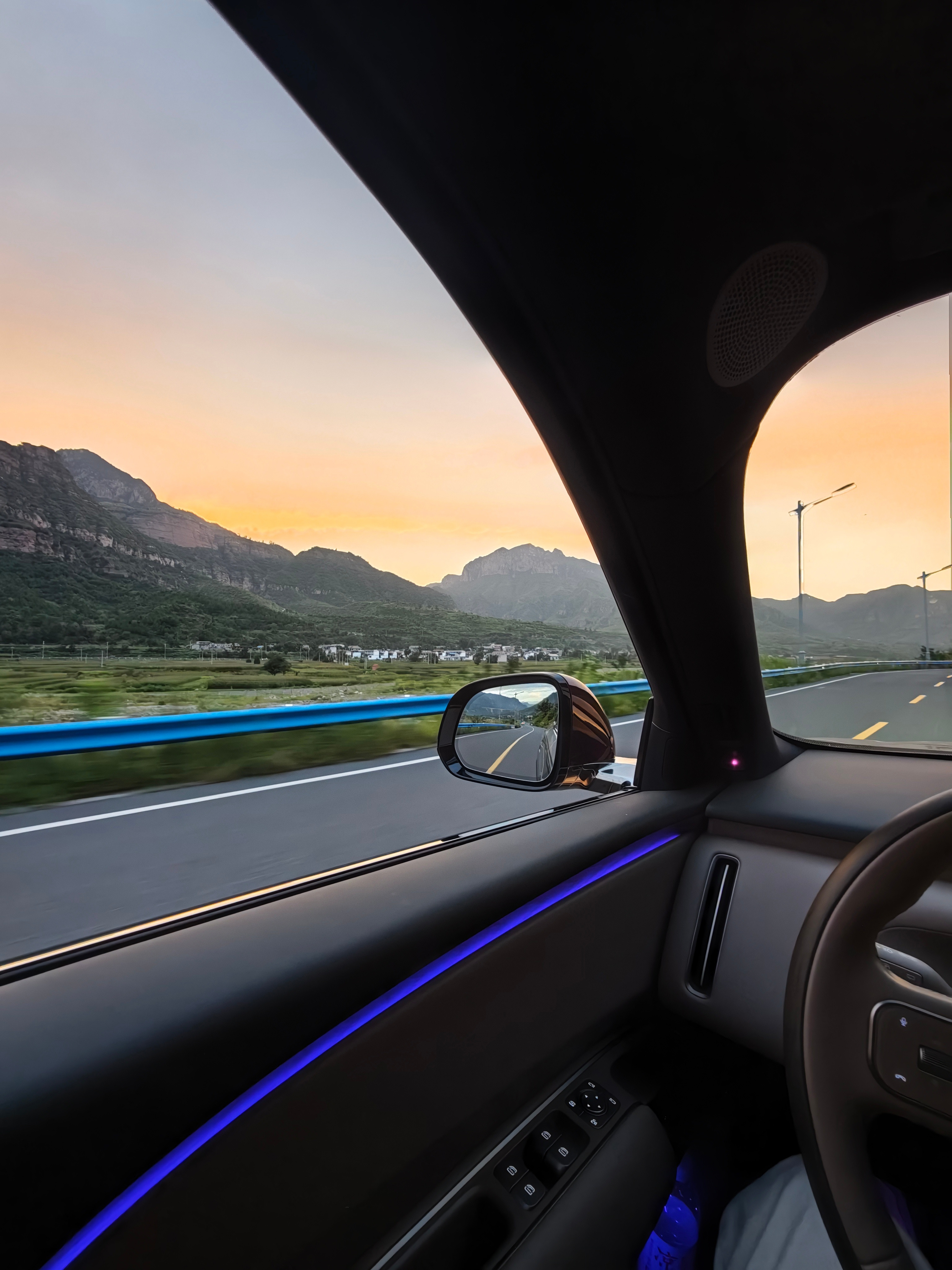 开李维斯跑了个山，太带劲了[捂眼睛]5.25米的大型SUV，侧倾控制像是硬核的高性能轿车，线控转向的