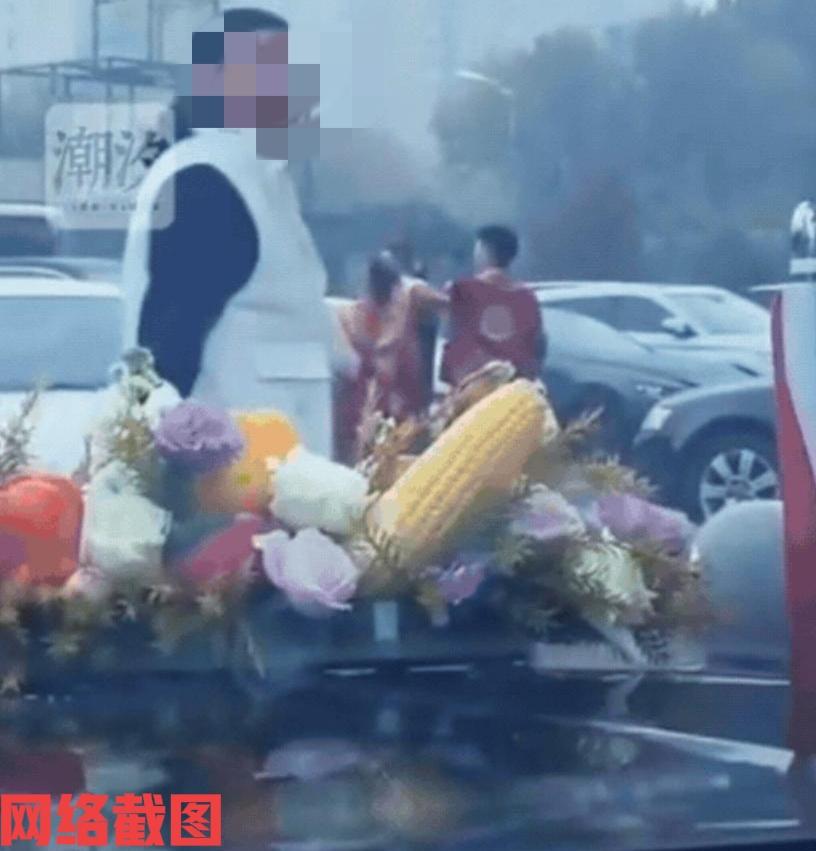 河北有新人结婚接亲时被拦。此刻新郎还以为只要给个把红包就可以过去，没有想到对