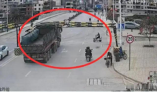 **他开了车，撞了限高架，一个人死了——可真正的“肇事者”，真的是他吗？**