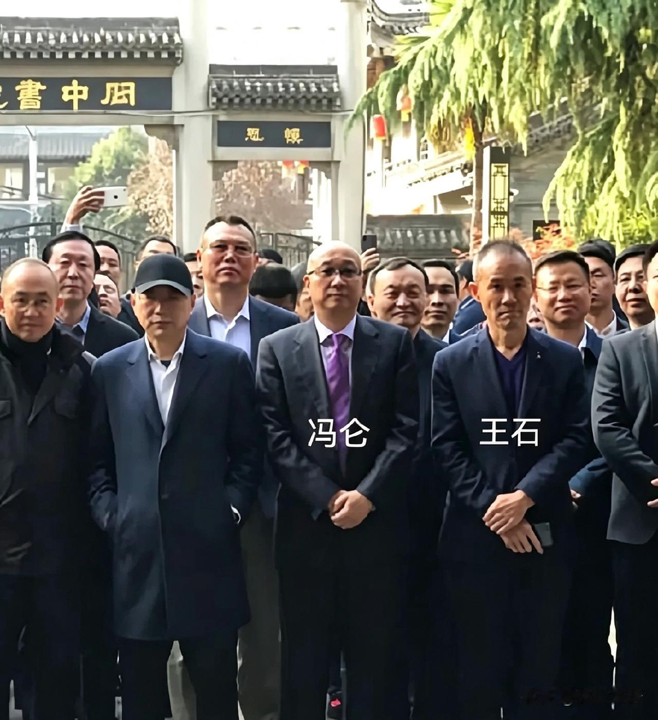 这张照片有点年头了，冯仑和王石一块儿在关中书院拍的。俩人认识好多年了，关系一直铁