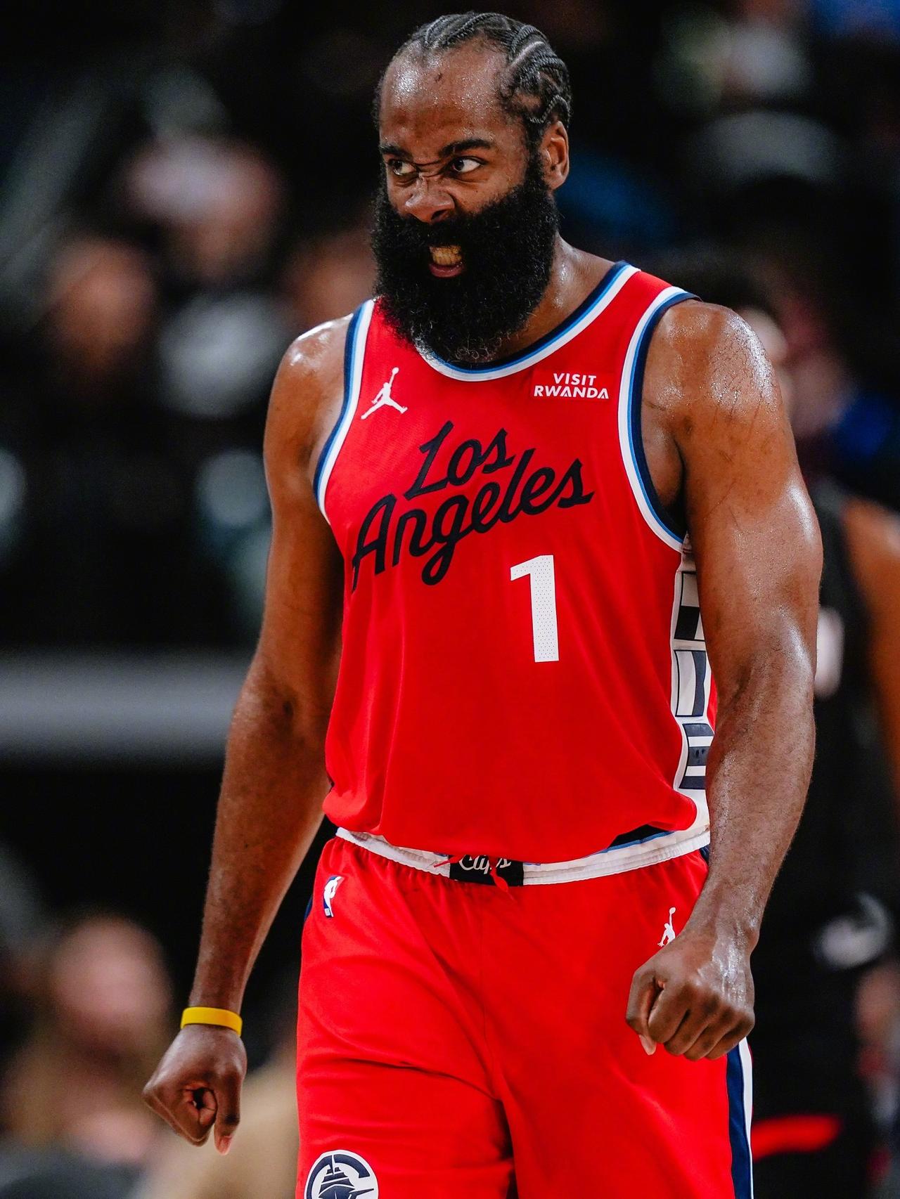 赛前我是真没想到今天哈登能打的这么“轻松”的，毕竟之前只要哈登被包夹，快船的进攻