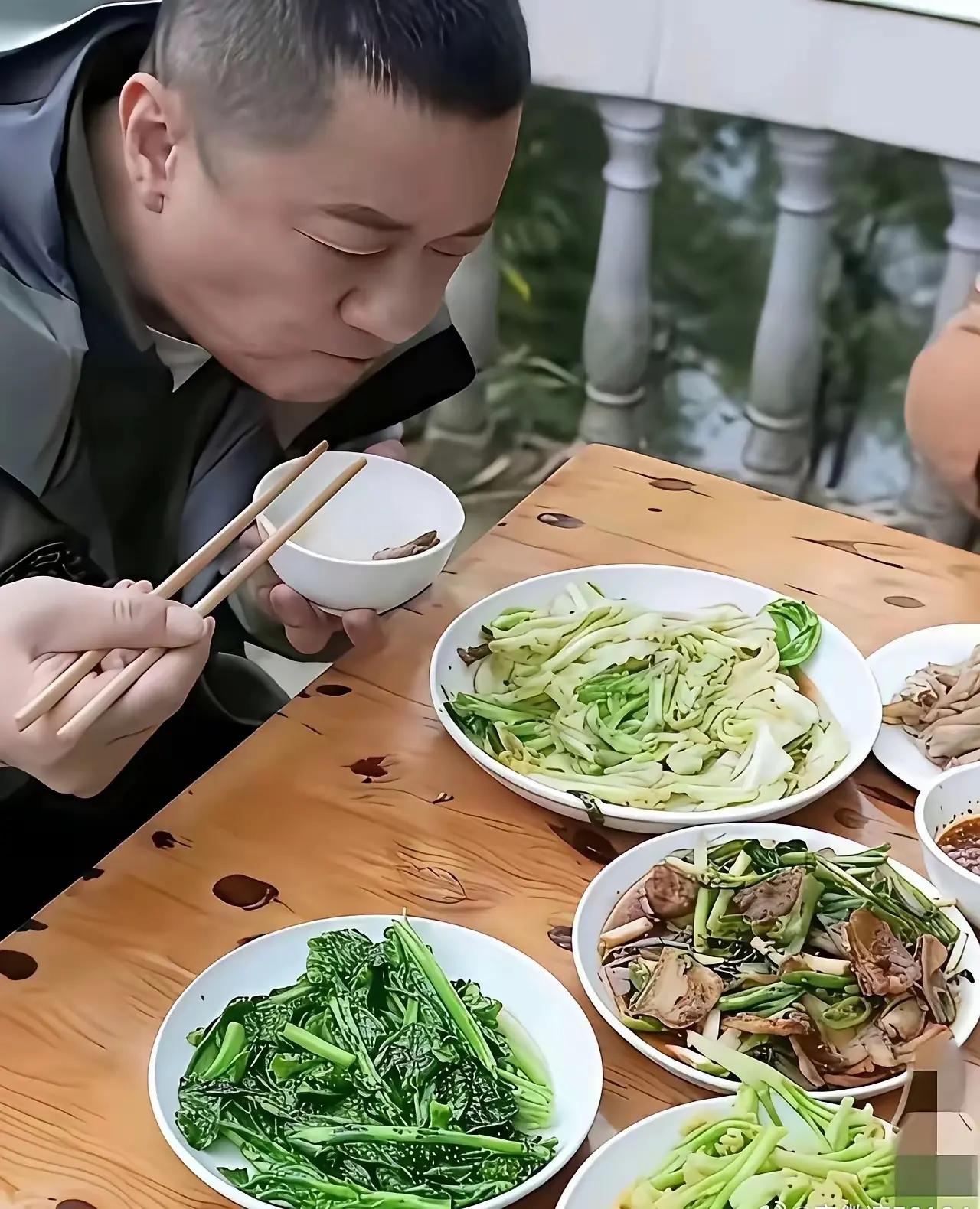 还是李亚鹏接地气。看李亚鹏的午餐，大部分是绿色蔬菜，吃的清淡，所以人才会特别有