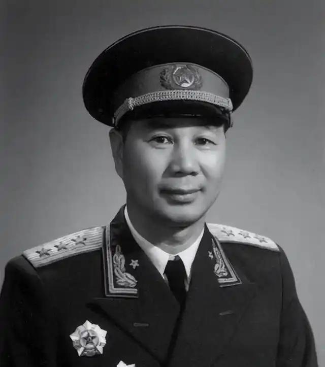 1937年，杨成武在团部大摆筵席，可当客人落座后，他却批评警卫员：“就这点饭菜，