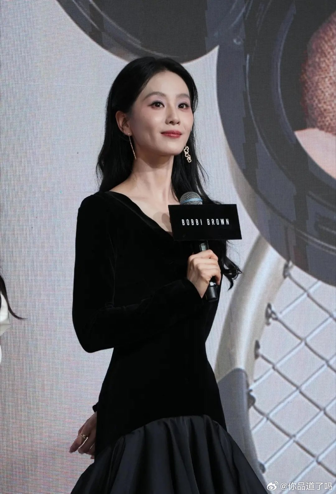刘诗诗出席芭比波朗活动，宛如高贵黑天鹅优越的肩颈线条迷人曼妙​​​
