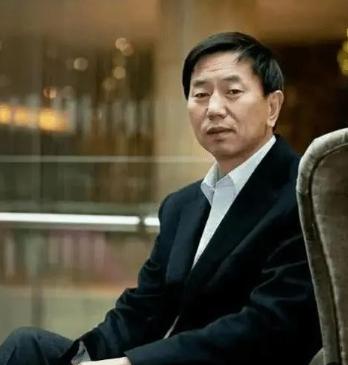 2000年，山西灵石县县长耿彦波，因工作调任要离开灵石，当地老百姓得知，欢呼雀跃