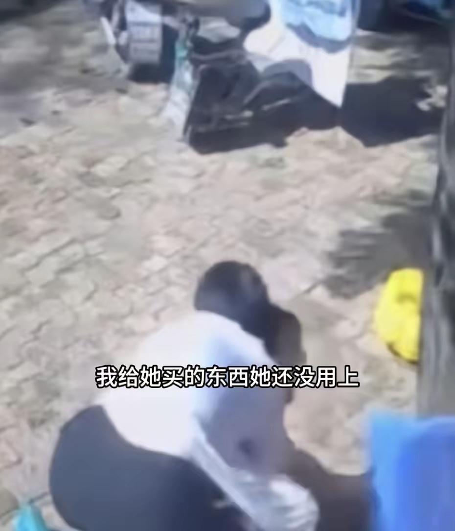 看哭了！5月27日，河南一个女孩去取了快递，是买给奶奶的东西，她本来挺兴奋的，取