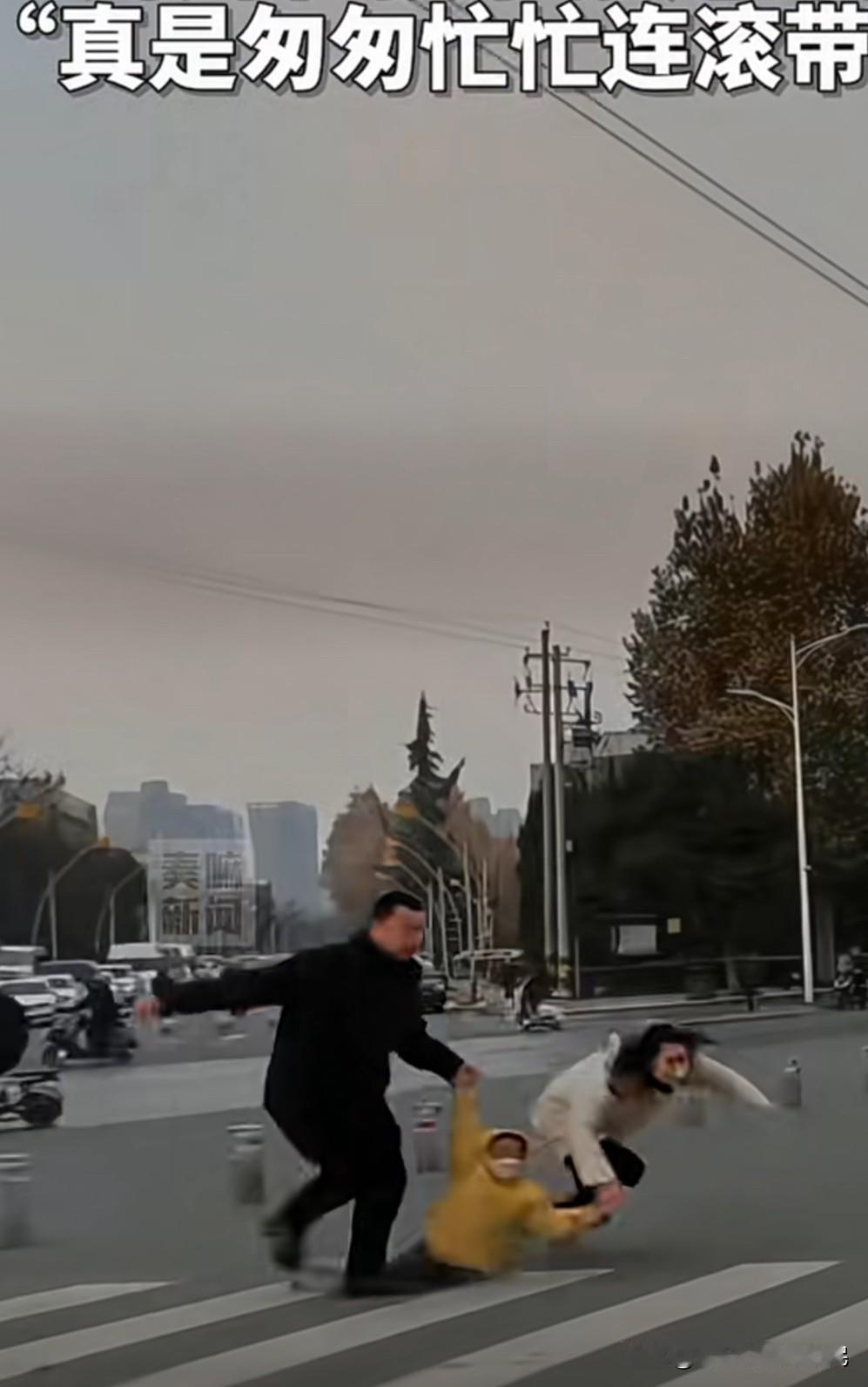 一家三口过马路，爸爸妈妈分别拉着孩子的胳膊。因为走的快，小男孩仿佛在荡秋千一样被