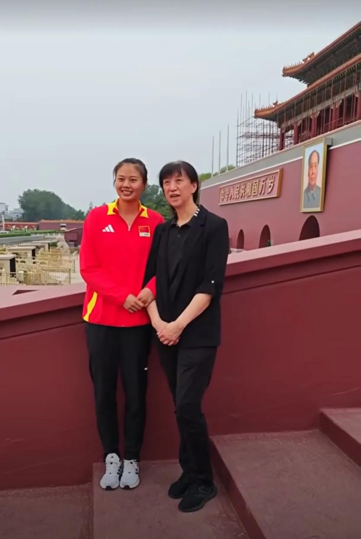 中国女排今日清晨观看升旗仪式：赖亚文亲自带队，赵勇再次强调集体利益至上。除了中国