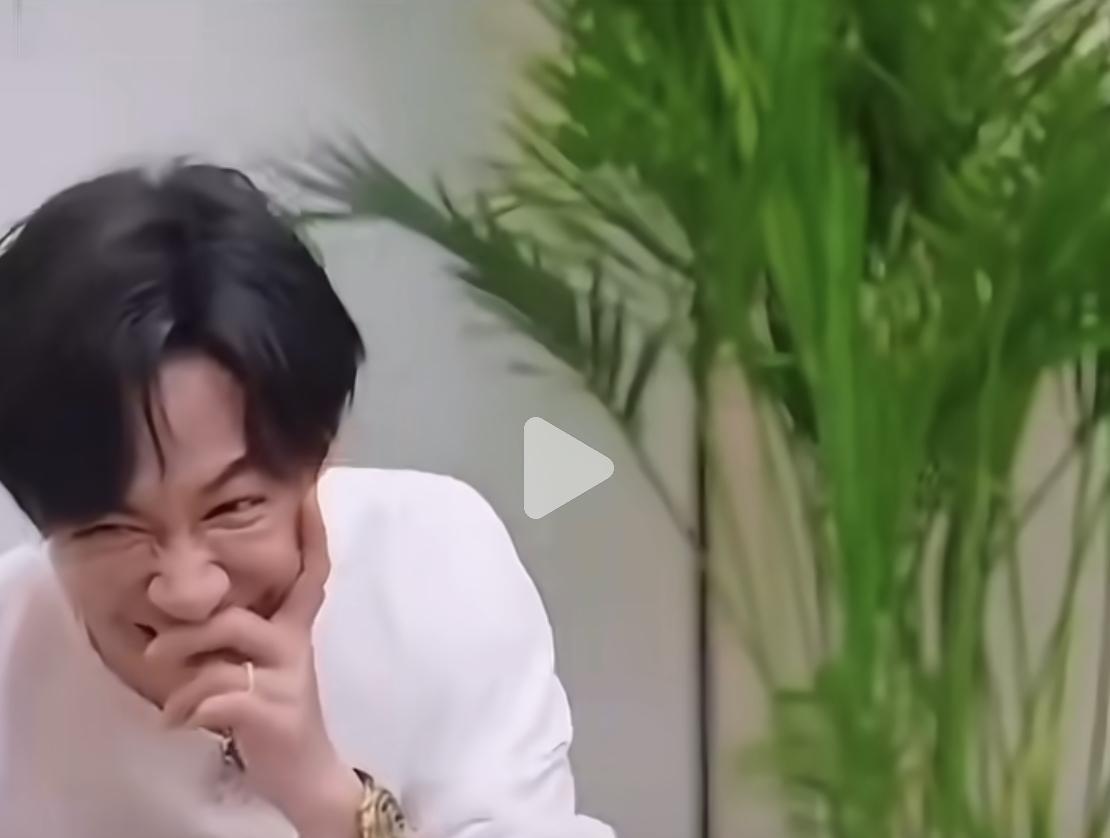 网友让张维伊坐车带大金镯子，把金价打下来。因为耳机已经降价了。而且，网友还发现