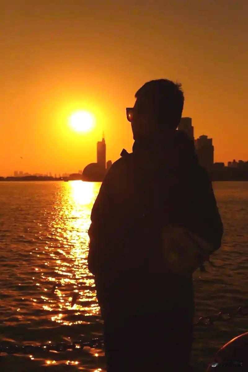 中年人压力表面看来源于有老幼需要抚养，有职场不得意，收入降低的压力。实际还有一