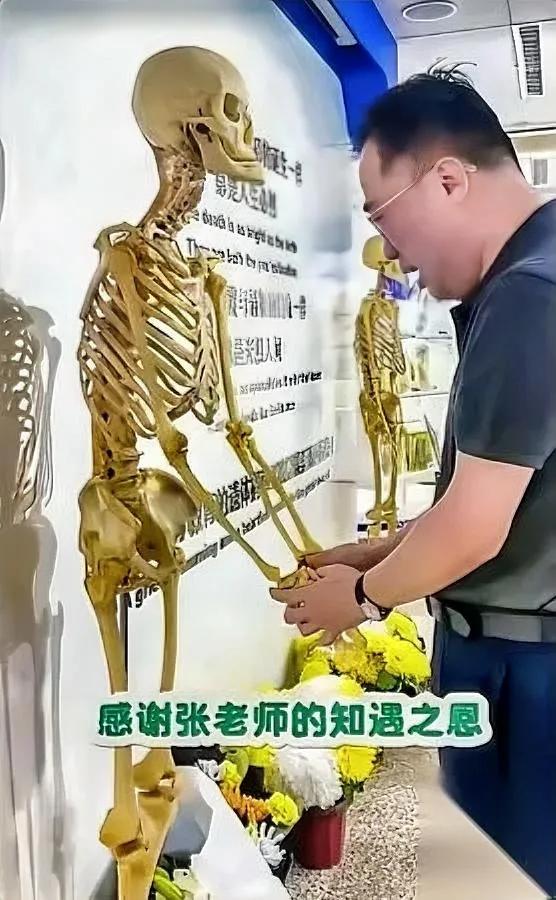 凌晨刷到这个视频，我眼泪一下就掉了——一个中年医生抱着副骨骼蹲在地上，肩膀抖