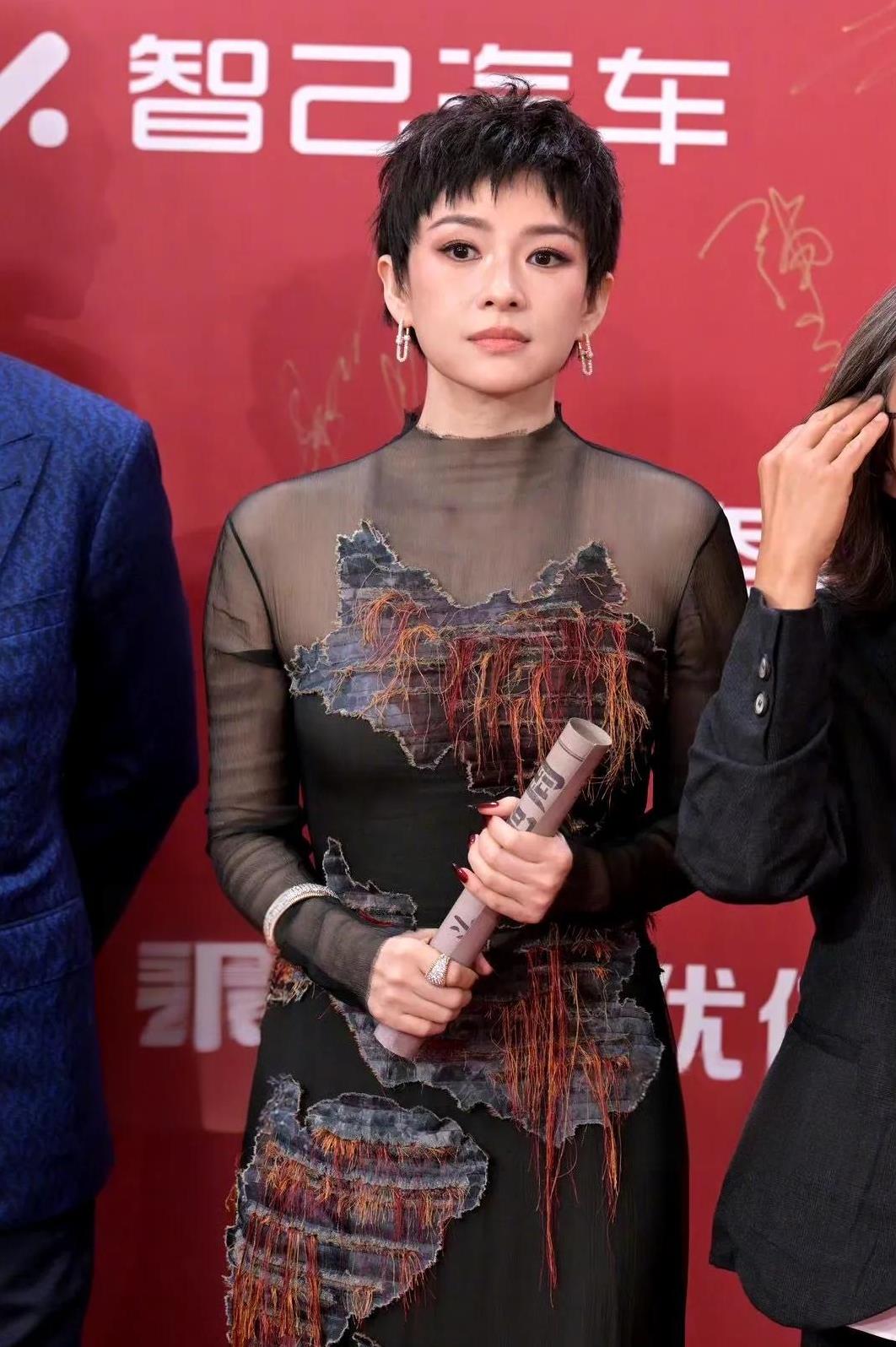 章子怡的短发造型很美，很清爽，第一次见她这么短的造型呢，挺新鲜，不得不说骨相真顶