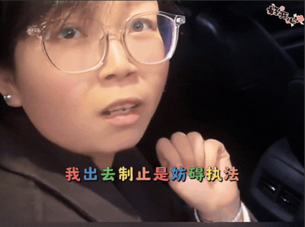 罚单引发的夫妻“趣事”！男子下车办事留老婆在车上，回来却见车上贴了罚单。