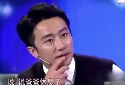 2007年，黄轩带母亲去大连旅游，突然收到52岁父亲去世的消息。他直接懵了，鬼使