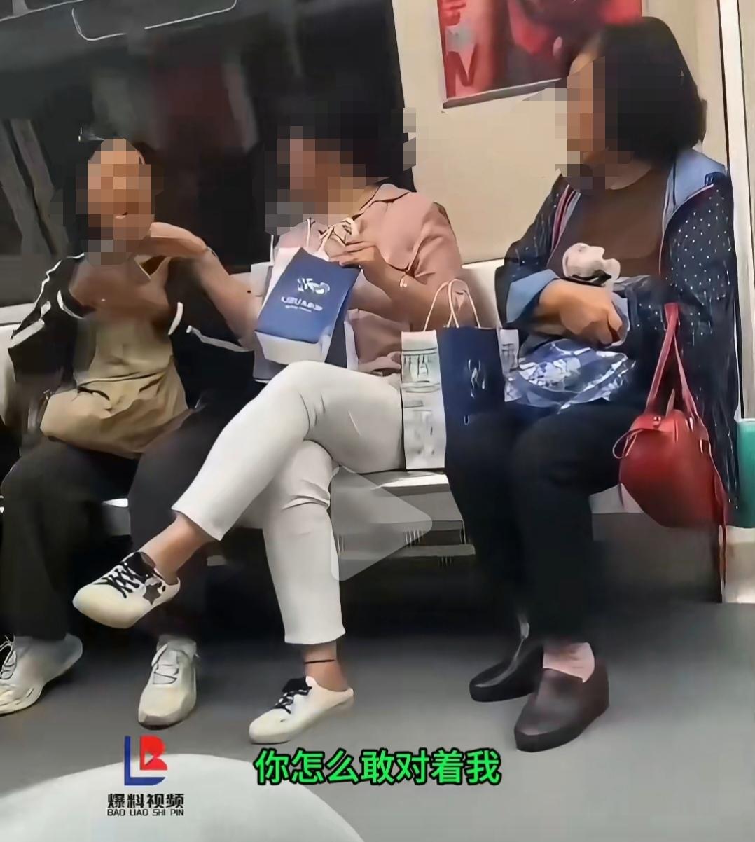 地铁上一位女孩指责旁边大妈偷拍自己，因为她发现大妈的手机对着自己，于是高声呵斥：