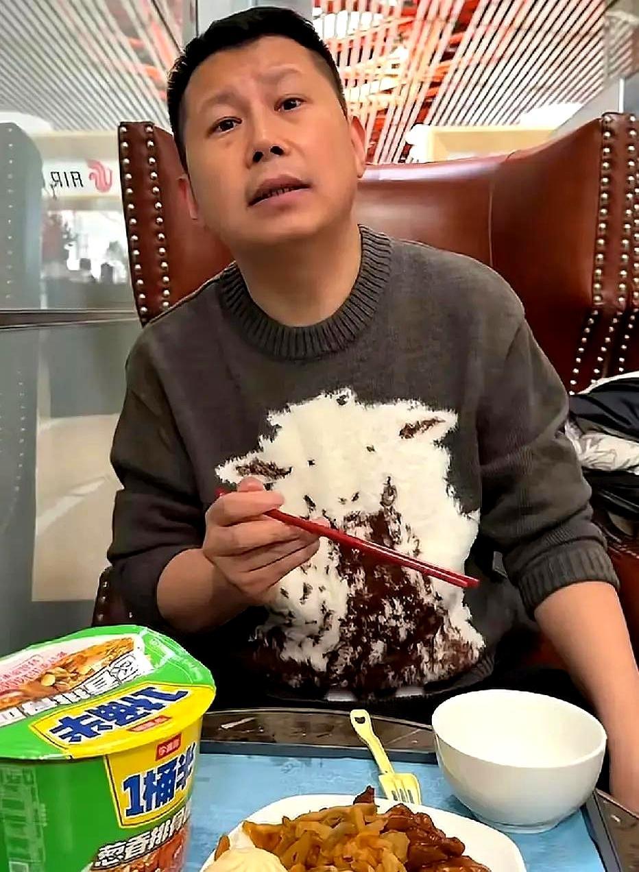 何云伟突然开麦，点名曹云金：当年我没跟他走，是为了顾全大局。弹幕瞬间炸了。