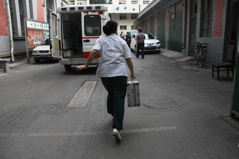 娘家妈妈每个月退休6000，拿出3000块钱补贴，嫁出去女儿还房贷，还要拿150