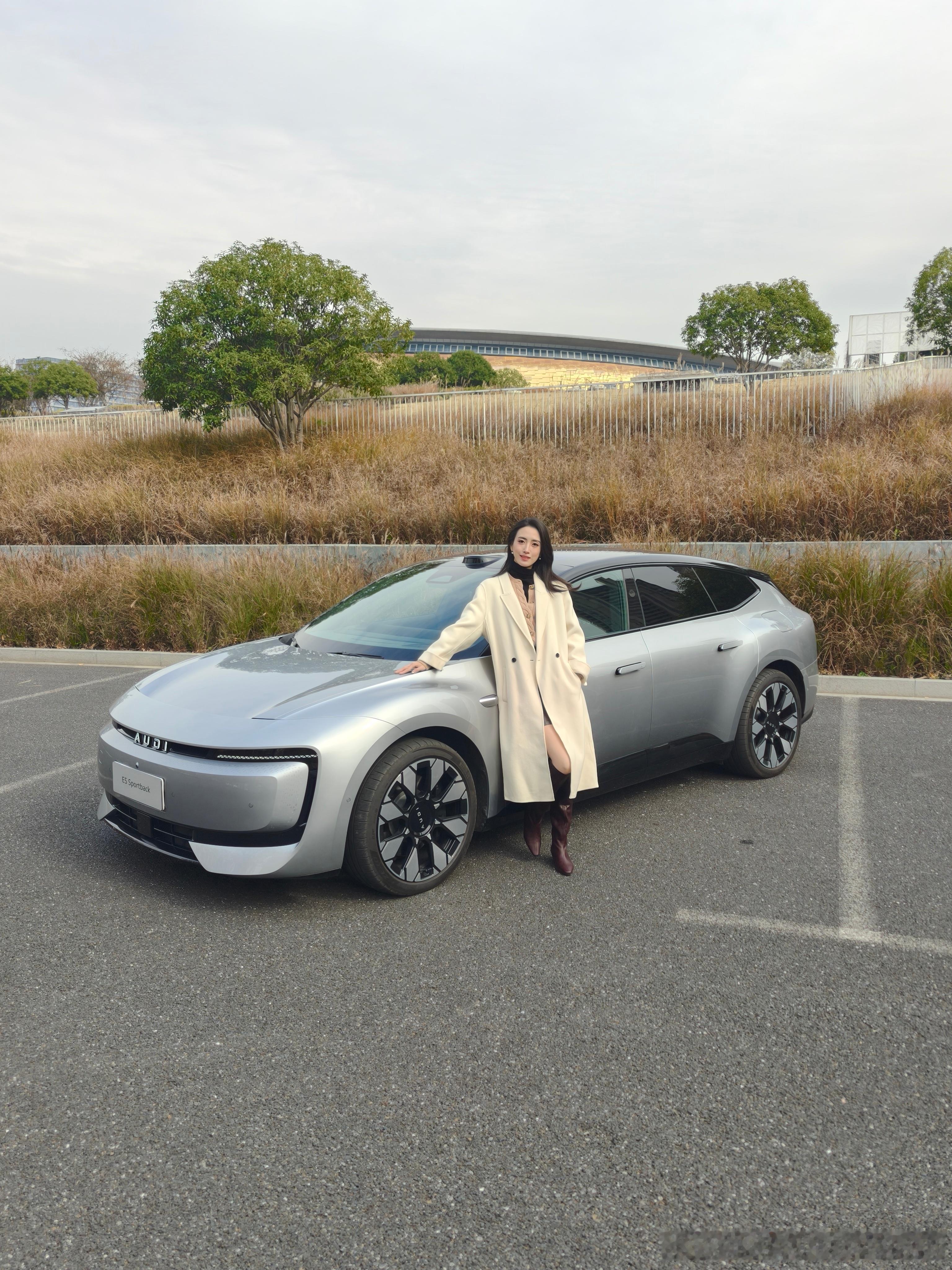 早呀朋友们，这车是不是很帅！！分享昨天又收获了的一只朋友送的labubu