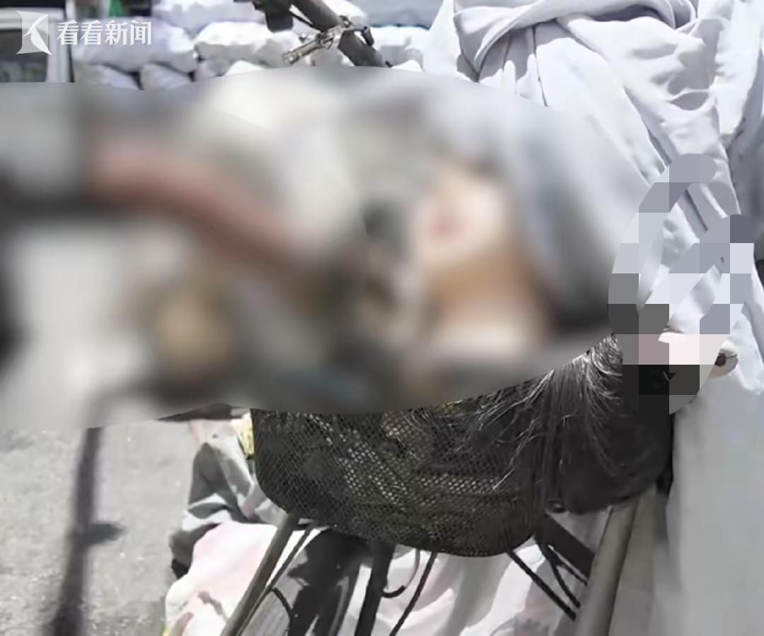 上海一小区惊现成人用品！居民：太恶心了，似乎刻意面向楼上住户摆放小区里的尴尬