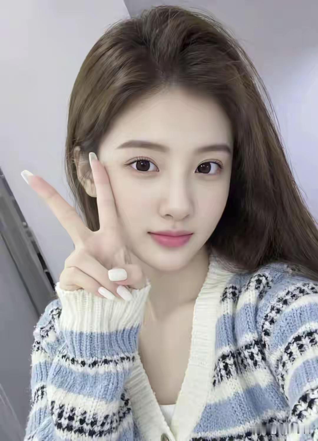 眼眸盛着星子亮在浅淡的家唇色如桃晕开一整个清雅