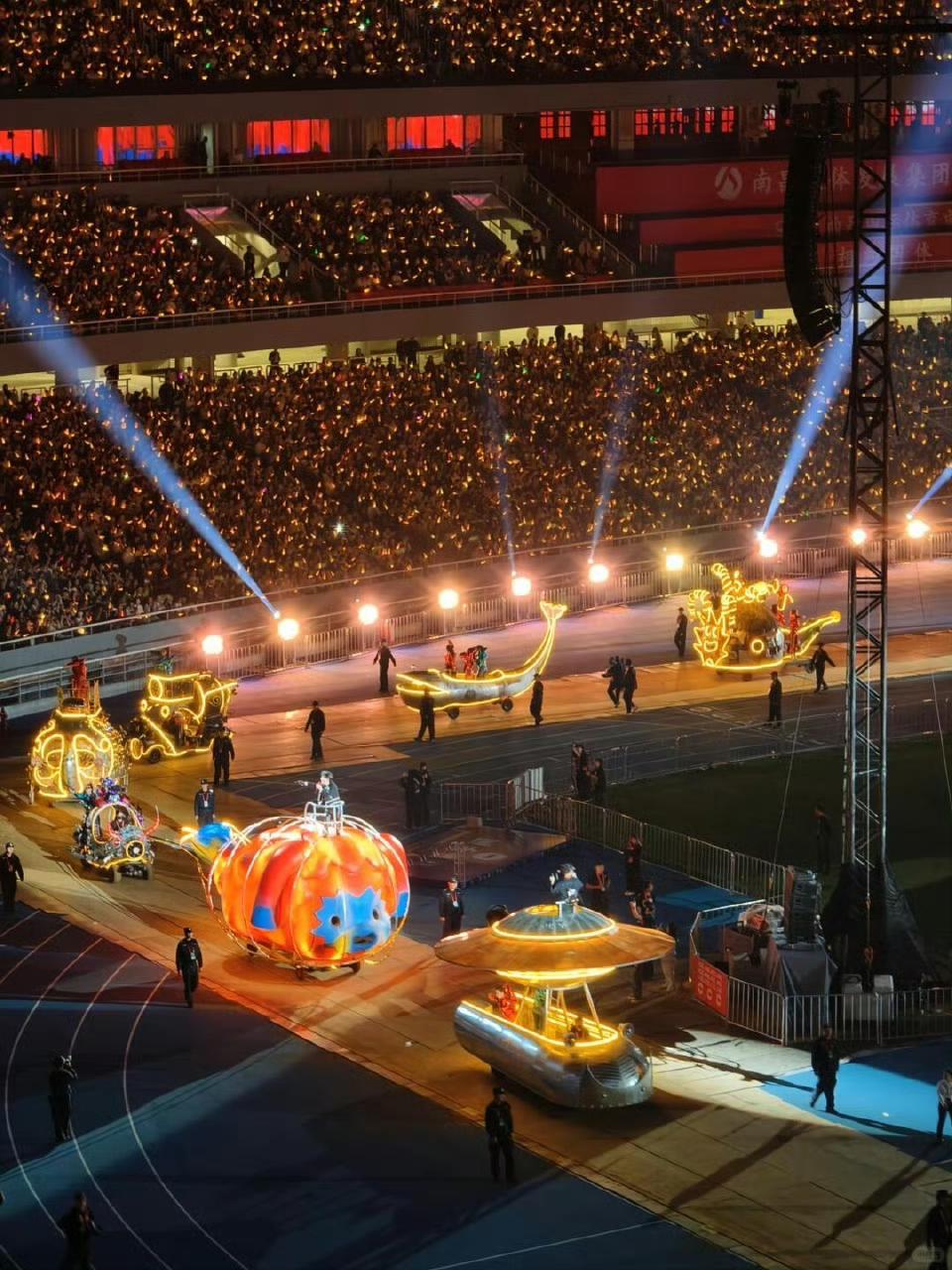 4月25号是个好日子，再就业团的《活该》一晚上被唱了三次！陈楚生在南昌，体育场