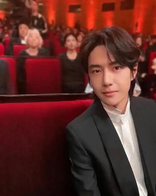 你以为顶流在片场是“霸道总裁”？王一博蹲在片场拧螺丝。他不是第一次被叫“花絮