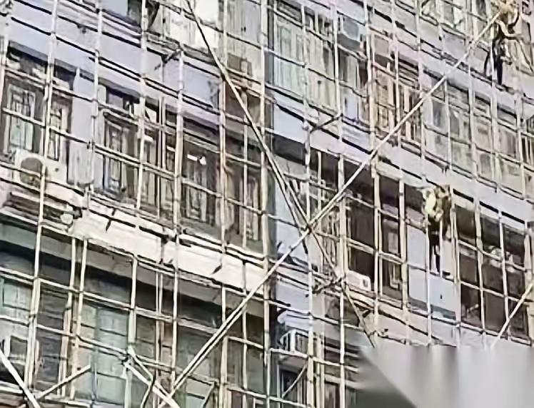 就三个字：没商量！香港一道紧急指令下来，全港200多栋正在大修的楼宇，不管是私人