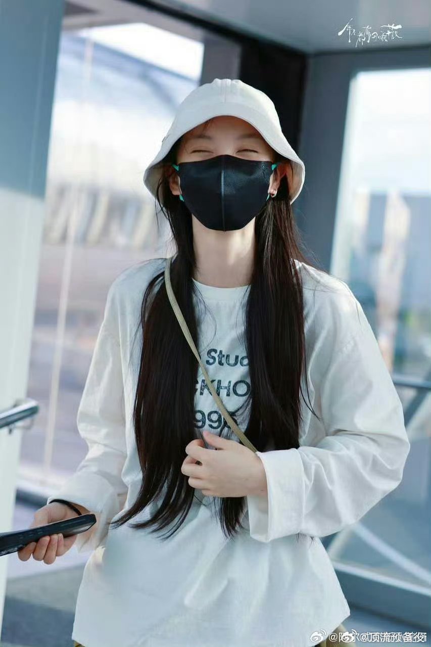 支持李一桐田曦薇穿情侣服！支持女女也大麦！！​​​