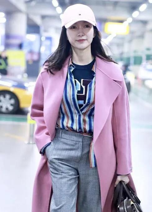 救命！江疏影这一身也太适合普通人抄作业了吧！👀粉大衣+条纹衫+格纹裤，颜